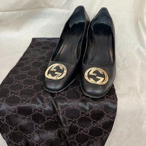 GUCCI Black Leather   Pumps /   gold    GG  logo  size 9